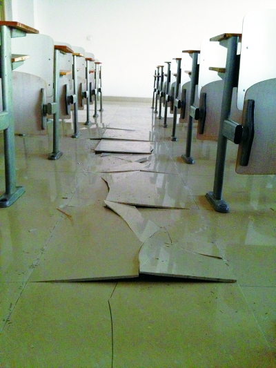 学校教室铺地砖,边长40厘米的地砖用了225块