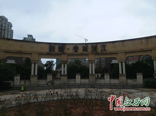 业主车位公然被占 联泰香域江滨物业被疑 监守