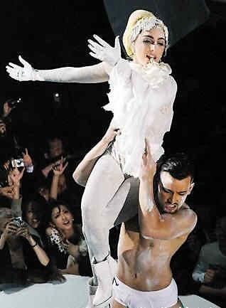 Gaga日本巡演仿孕妇分娩尖叫 全球吸金3亿美