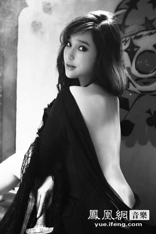 金莎大胆突破尺度 金色性感写真造型似<em>女王</em>_音