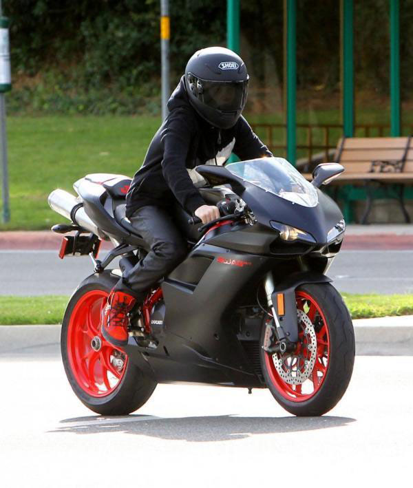 比伯劲酷黑衣摩托狂飙 分手后兜风放松