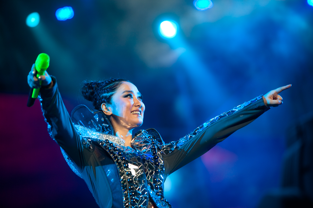 凤凰传奇门票销售火爆 太原站加开五条订票热线