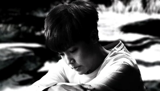 何韵诗mv《眼泪教我的事》首播 内心戏细腻动