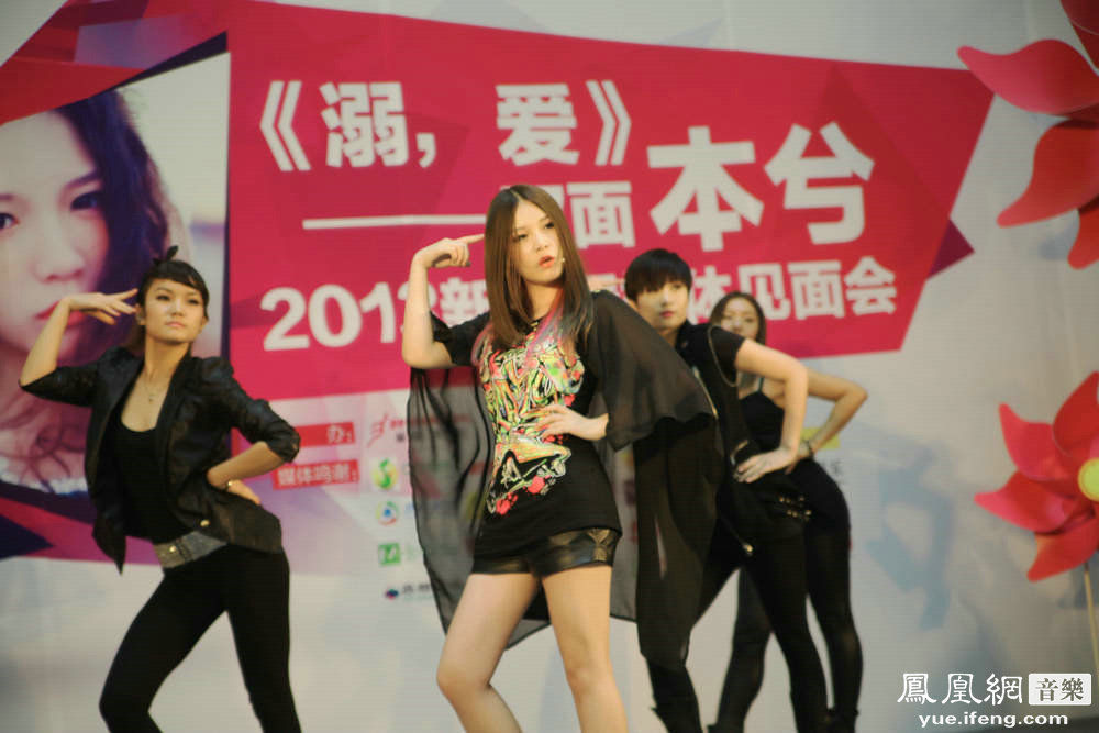 本兮新专辑发布会秀热舞 《溺爱》诠释双面90