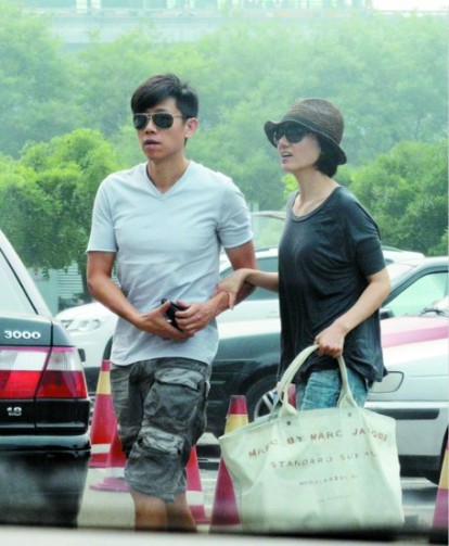 夏雨袁泉十指相扣甜蜜逛街 宛如80后小情侣(图)