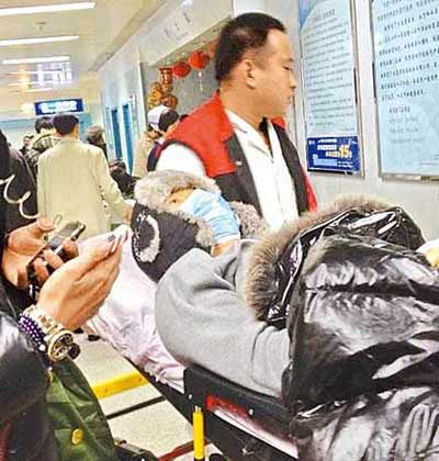 黄晓明受伤图片