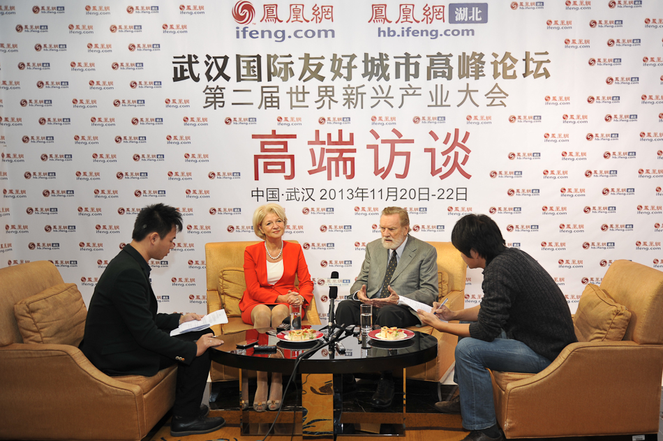 2013年11月22日，凤凰网湖北频道在武汉市国际新兴产业大会，独家专访《大趋势》作者约翰·奈斯比特，桃瑞斯·奈斯比特。图片来源：凤凰网湖北频道 摄影：邓兰天