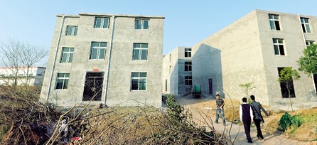 图为：打着“还建致富”的歪主意，黄陂横店街部分村落抢建成风 记者黄士峰