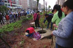  5月20日，常宁市西部风情小区附近，2岁的飞飞(化名)掉入无盖窨井身亡。图/一路拍摄友潇湘客