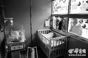 据新华社电记者8日从西安市儿童福利院获悉，陕西首个“弃婴安全岛”日前在该院投入使用，并在4日晚上迎来首位“岛民”。