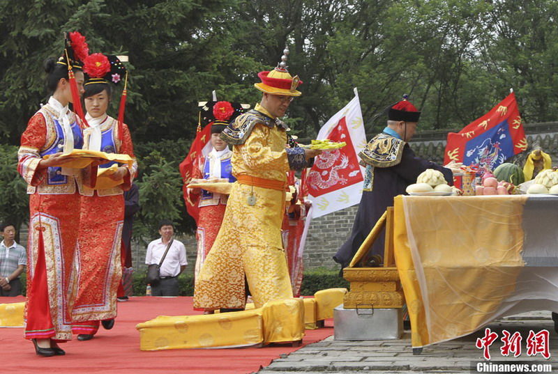 乾隆七世孙率满清皇室后裔清永陵祭祖