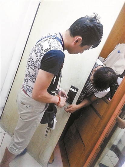 王先生家门锁“屡修屡坏”，所谓的物业售后人员高价收费，质量却令人担忧，其专业性与正规性令人质疑