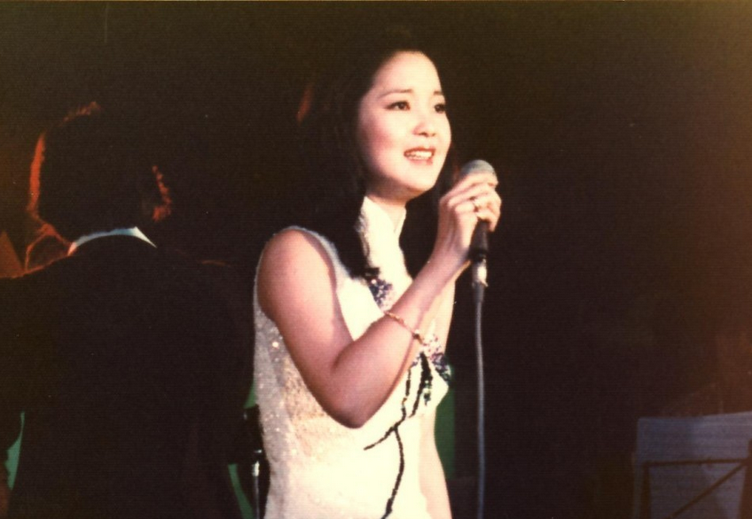 如今已迎来邓丽君逝世20周年,其芳华人生如一帘幽梦,她曾活跃在舞台上