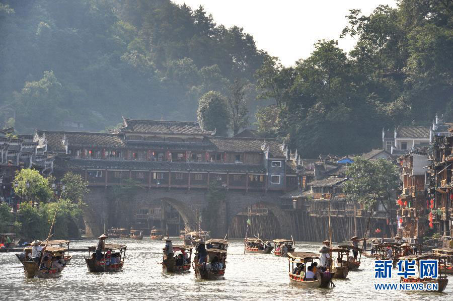 凤凰古城周边旅游景点_凤凰古城旅游收入(2)