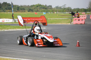 西安大学生设计方程式赛车 上演学生版速度与