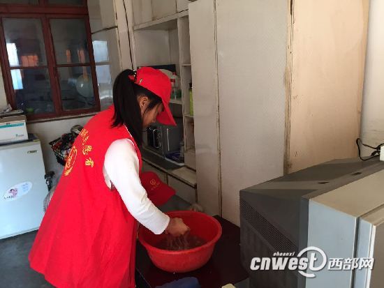 西安大学生坚持做义工感动残疾老人