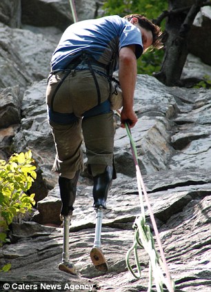 美国一无腿男子凭借义肢爬上60米高悬崖(组图)