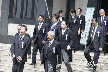 日本老兵参拜靖国神社 往年美女今年换成充气娃娃