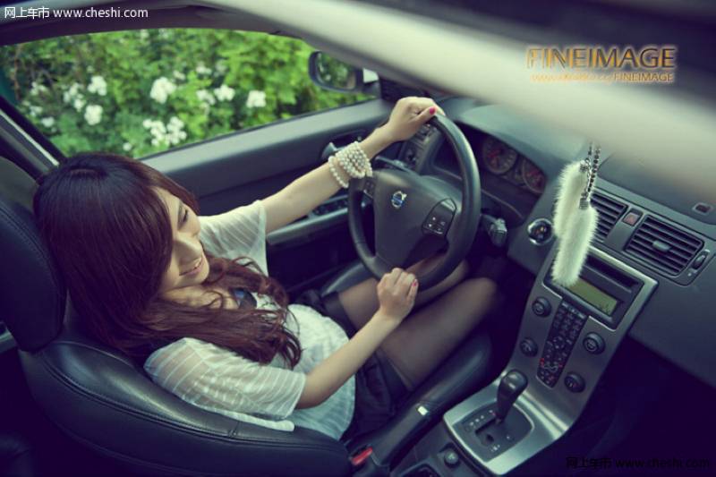 春意盎然 <em>可爱</em>俏皮清新<em>美女</em>驾车迎面而来_天津