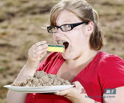 英妈妈患异食癖 海绵沙子做零食