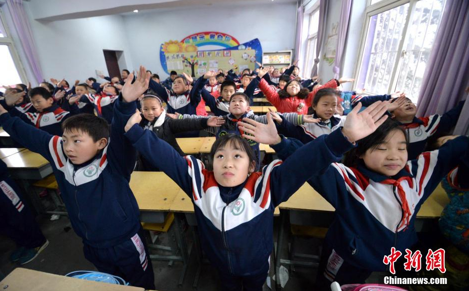 河北邯郸开学首日遇雾霾 学生室内做课间操_频