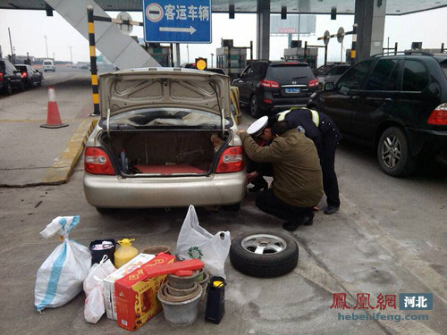 河北高速交警涿州大队助女司机换车胎受好评
