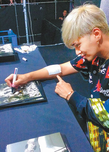 罗志祥签售2万张专辑 右手肌腱发炎(图)