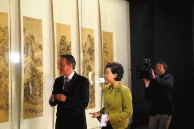杨澜采访英首相卡梅隆 共欣赏“中国古代绘画展”(图)