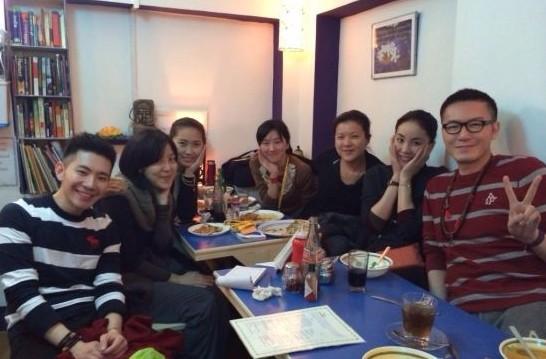 王菲与友人赴印度参加法会 享用素食(图)