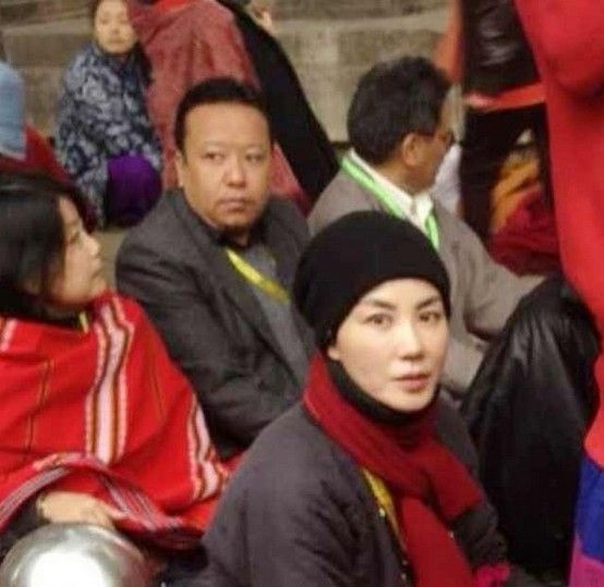 王菲穿印度服装表情夸张 献唱佛教法会(图)