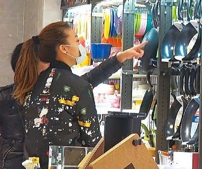 容祖儿超市买锅 准备做家庭主妇(图)