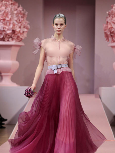 巴黎透视时装秀 巴黎秋冬时装周模特薄莎裹身透视走秀_时尚频道_凤凰网