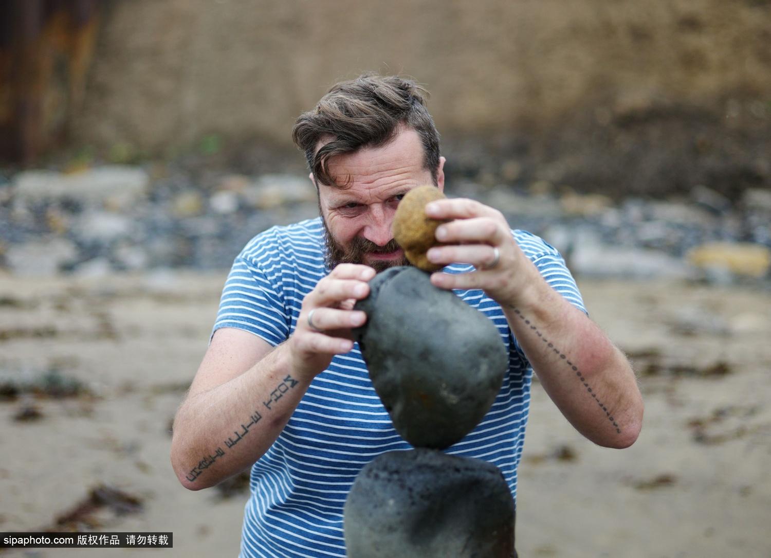 英小镇举办沙滩石头平衡艺术活动妙趣横生