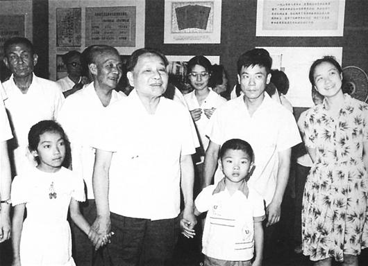 图为：1980年7月15日，邓小平参观八七会议会址。当年他作为中共中央秘书，参与了此次会议的筹备工作。来源：湖北日报
