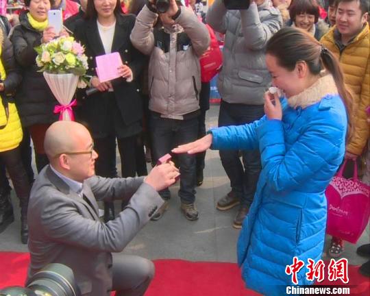 王翀单膝跪地求婚。来源：中国新闻网 董晓斌　摄