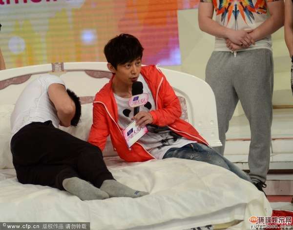 美女主持温雅示范床上动作 销魂睡姿引何炅尴