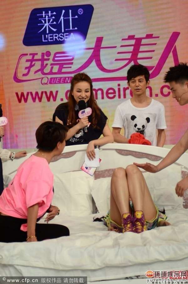 美女主持温雅示范床上动作 销魂睡姿引何炅尴