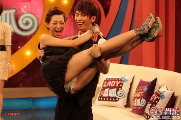 <em>美女</em>主持温雅示范<em>床上</em>动作