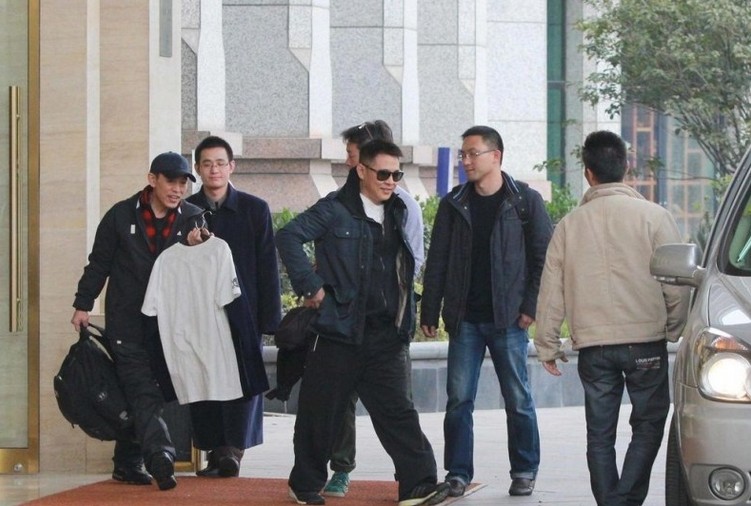 李连杰发福现身 亲哥哥变身助理贴身跟随