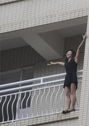 中山女子五楼阳台外命悬一线