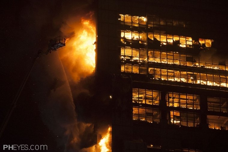 广州起义路一烂尾楼火灾现场组图