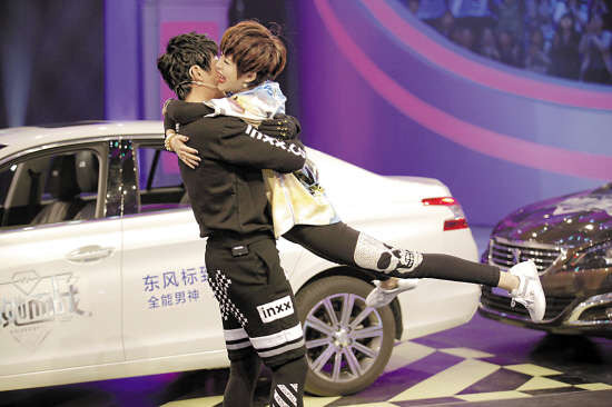 “长腿夫妇”陆毅鲍蕾 一起生病也甜蜜_广州频道_凤凰网