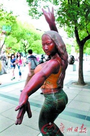 “芙蓉姐姐”凸点雕像引争议是媚俗还是艺术？