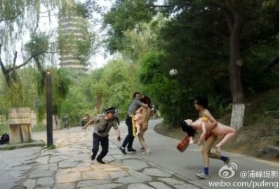 北大惊现行为艺术裸奔男盘点奇葩全裸行为艺术