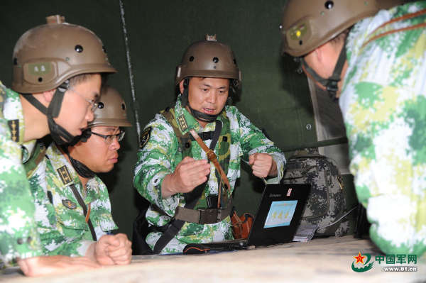 组图:越来越入戏 解放军蓝军首次配专用迷彩