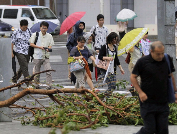 强台风登陆日本 宇航员拍到震撼台风眼