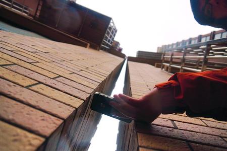 上海川沙镇两栋15层动迁房歪成∧形(图)