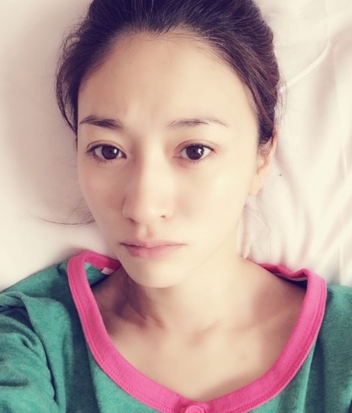 李小冉穿睡衣晒素颜九连拍 撞脸谢娜应采儿