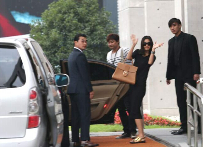 全智贤一袭黑裙现身机场 俏皮挥手显亲切