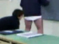 男老师讲台上遭学生突袭扒裤